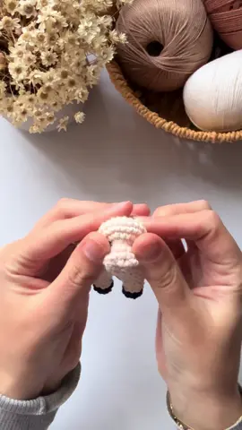 ✨🌿 Você sabia que o primeiro presépio foi feito por São Francisco de Assis lá em 1223? 💛 Ele quis mostrar ao povo o verdadeiro sentido do Natal — o amor de Deus que se fez pequeno, simples e tão perto da gente. Desde então, cada presépio é mais do que uma tradição… é um pedacinho de Belém dentro da nossa casa. 🕊️ Que o Menino Jesus também nasça no seu coração. 🌟💫 E pra você, artesã, que ama espalhar fé e ternura em cada encomenda, o e-book “Mini Presépio – Miniaturas de Amor” está disponível no site! 💕 Tem a versão completa e também dividida por kits, todos com desconto especial — perfeitos pra quem quer preparar encomendas cheias de encanto e significado neste Natal. ✨