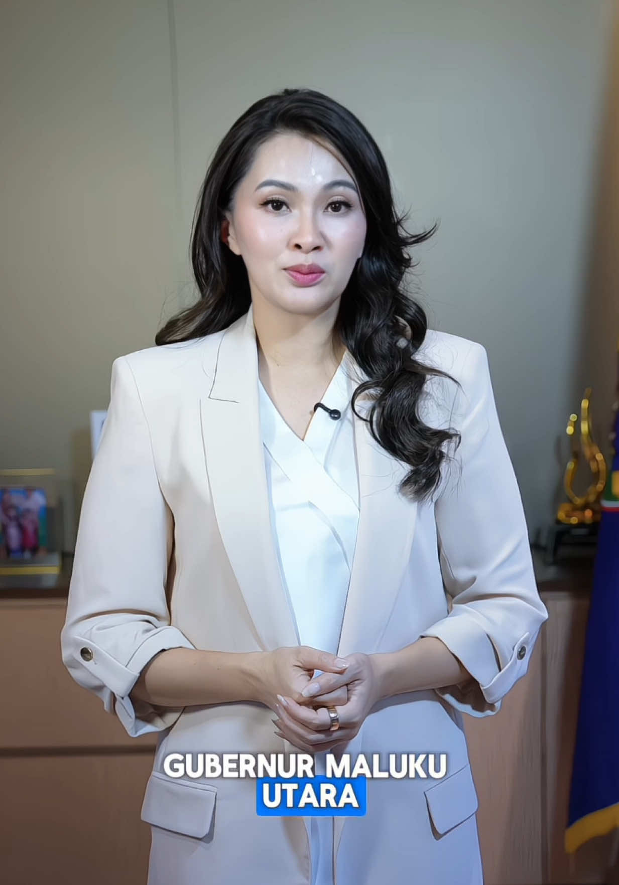 ✨ Selamat HUT ke-35 Kabupaten Halmahera Tengah! Saya, Sherly Tjoanda - Gubernur Maluku Utara, menyampaikan apresiasi untuk seluruh masyarakat, ASN, pendidik, pelaku usaha, dan semua suku yang hidup berdampingan di bumi Fagogoru. Mari terus melangkah bersama dalam semangat “Ngaku re Rasai” - memperkuat persatuan, membangun ekonomi lokal berkelanjutan, dan menjaga alam serta budaya kita. 💡 Di usia ke-35 ini, semoga Halteng semakin: • Mandiri secara ekonomi & membuka peluang bagi generasi muda, • Unggul dalam pelayanan publik, • Bangga melestarikan budaya dan alamnya. “Ketika kita bekerja dengan tulus dan bersatu dengan hati, pembangunan bukan sekadar angka - tapi kehidupan yang bermakna bagi semua.” Selamat ulang tahun, Halmahera Tengah 💙 Terus jaga semangat Fagogoru, untuk Maluku Utara yang maju dan sejahtera. #gubsherly #malukuutara #halteng 