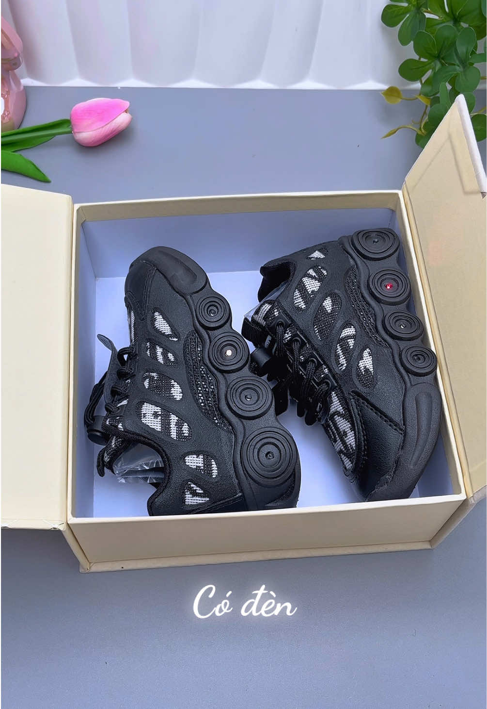 Giày có đèn nháy, giay thể thao cho bé. #giaybetrai #giaythethao #giayphatsang #lonashop #giaytreem 