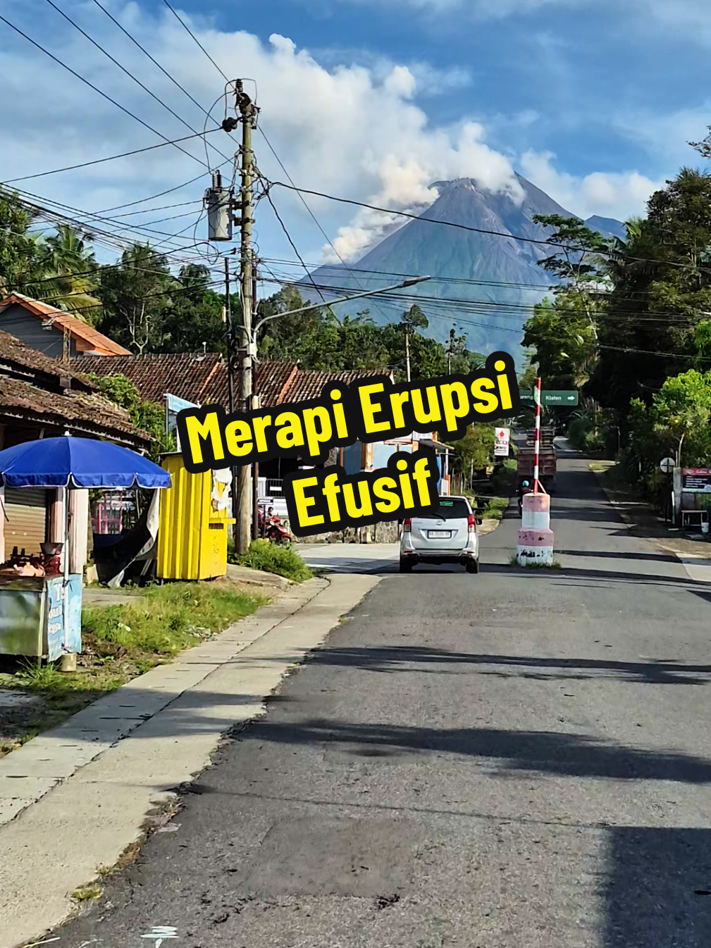 Kalau melihat Merapi seperti ini kamu tetep lanjut naik atau balik?? pdahal lagi cerah lho... #merapierupsi #merapi #lavatourmerapi #gunungmerapi #jogja 