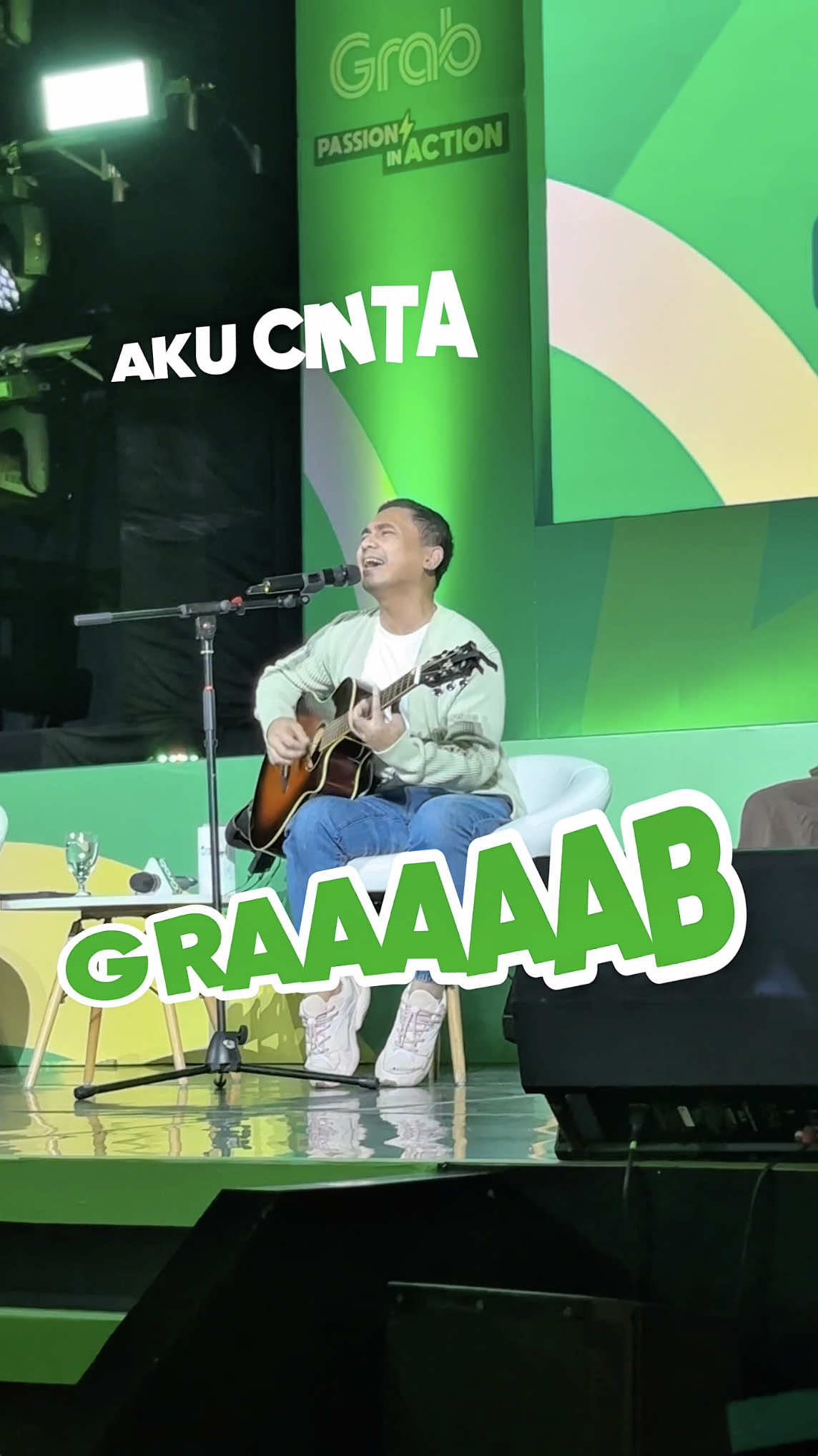 Wahh, di Bogor Bang Radit ngeluarin lagu baru nih. Kira-kira @radityadika bakalan ngapain lagi ya di kota berikutnya? Jangan sampai kelewatan keseruan Generasi Campus Roadshow di kota kamu, selanjutnya! 🗓️: 4 November 2025 📍JK Arenatorium, Unhas, Makassar 🗓️: 19 November 2025 📍USU, Medan Daftar sekarang! 🖇️: narasi.tv/generasimakassar 🖇️: narasi.tv/generasimedan #GenerasiCampus2025 #PassionInAction