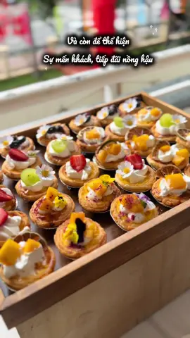 Khi những chiếc bánh được decor nhỏ xinh, và bày trí đẹp mắt lên kệ. Phù hợp với các tiệc hội nghị, cưới hỏi, khai trương... #tiembanhkimnhu #teabreak #tieccuoi 