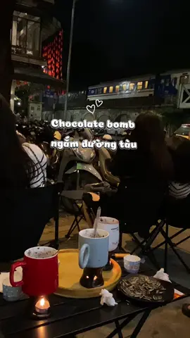☕️Emoi Coffee: 3- Lê Văn Linh- Hàng Mã😍😍Chocolate Bomb ngắm đường tàu chill lắm luon🍃🍃 Quán đang hot nên khá đông khách, cả nhà tới sớm chút nha🫶🏻❤️❤️#hanoi #viral #fyp #didauangi 