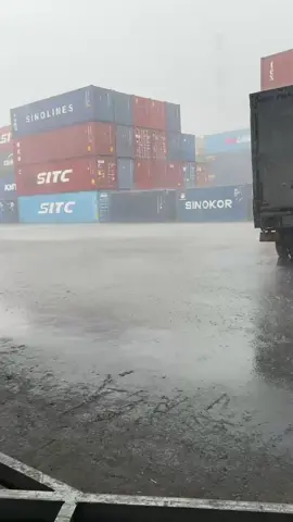 Nghề nào cũng có cái khó của nó, nghề log mà nhân viên hiện trường tới mùa mưa là đấm đuối luôn. Nhưng không sao khách muốn lấy hàng là em hỗ trợ hết #logistics #xuatnhapkhau #viral #xuhuongtiktok 