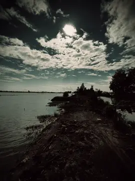 “爱情并不总是喧闹的，有时它只是静静地存在着。” “Tình cảm không phải lúc nào cũng ồn ào, đôi khi chỉ là âm thầm ở lại.” #xuhuong #viral 