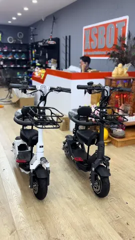 Em trắng em đen ace chọn em nào 😁 #xuhuong2025 #xsbot #scooter #escoote #xedienmini 