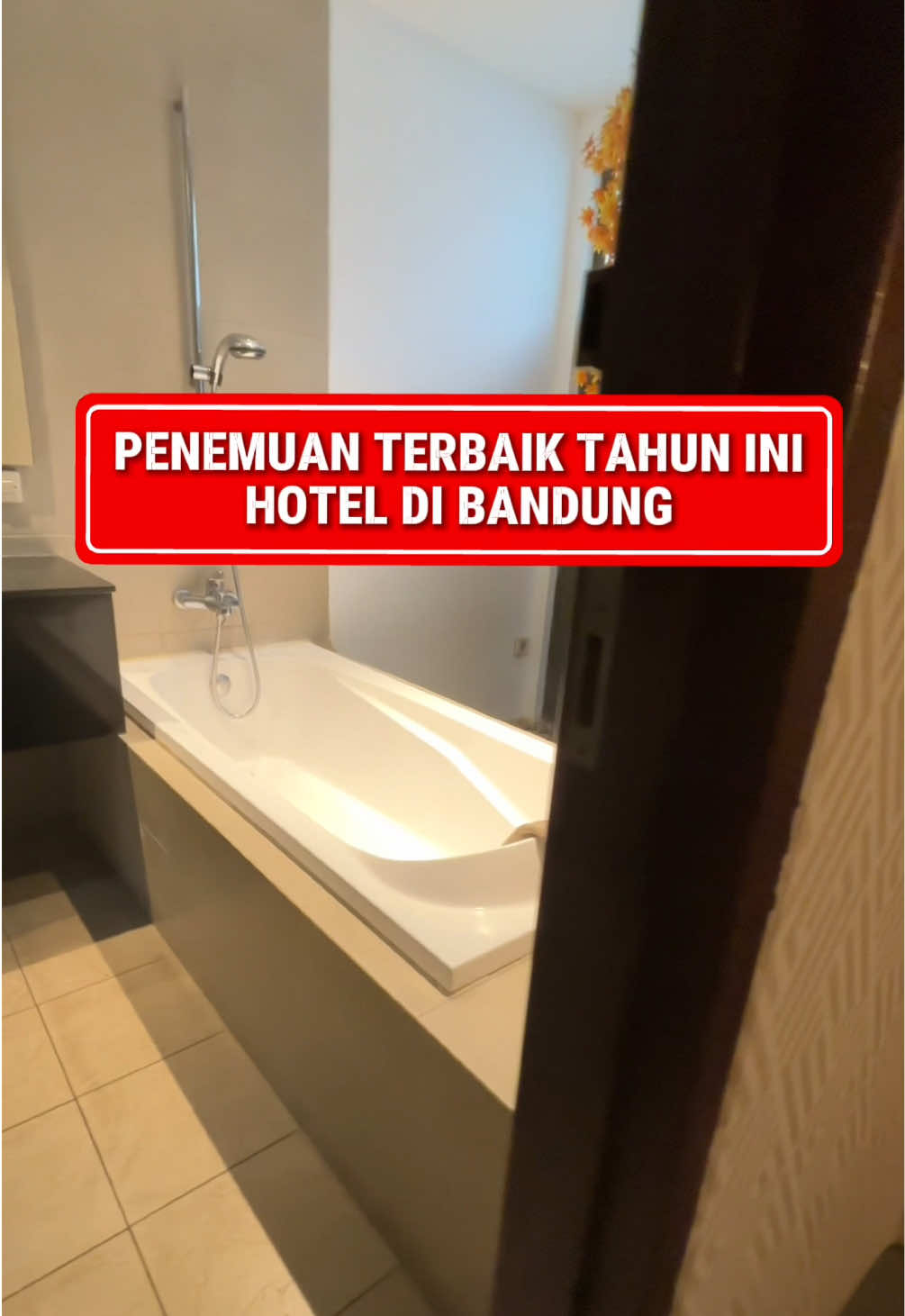 Hotel dengan bathtub di tengah kota Bandung rekomendasi tempat staycation di RedDoorz Plus Near Cipaganti Street 3 Boking di aplikasi RedDoorz Sekarang ! #redtravelers #bukasemuapintu #reddoorz #staycationbandung #reddoorzbandung 