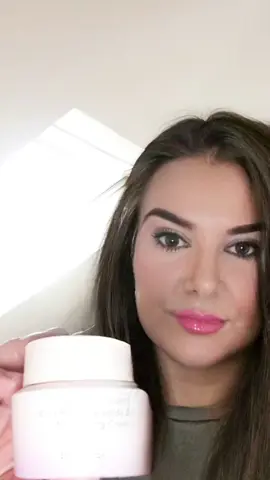 [AD] @haruharuwonder @haruharuwonder_official @haruharuwonderinfluencers Haruharuwonder Black Rice 5 Ceramide Barrier Feuchtigkeitscreme, tägliche Hautbarrierepflege, langanhaltende Feuchtigkeit, beruhigend und pflegend, Ceramid-Kapseln, koreanische Hautpflege, 50 ml GEEIGNET FÜR ALLE HAUTTYPEN: Sanfte, nicht fettende Formel für empfindliche Haut, die Feuchtigkeit spendet und die Hautbarriere schützt. STÄRKERE BARRIERE: Angereichert mit verkapseltem 5-Ceramid-Komplex und fermentiertem schwarzem Reis, spendet sie Feuchtigkeit, beruhigt und schützt Ihre Hautbarriere von innen. GANZTÄGIGE FEUCHTIGKEIT: Innovative Ceramid-Kapseln sorgen für eine tiefe Feuchtigkeitsaufnahme und machen die Haut prall, weich und gestärkt gegen Trockenheit und äußere Reize. STARKER ANTIOXIDATIVER SCHUTZ: Upcycling-Jigemi-Extrakt aus schwarzem Reis und fermentierter schwarzer Reis liefern antioxidative Nährstoffe, die das Hautbild beruhigen und verbessern. Beruhigende und lindernde Formel: Allantoin und Vitamin E wirken zusammen, um Reizungen zu reduzieren, die Elastizität zu erhöhen und langanhaltende Feuchtigkeit für eine gesunde, glatte Haut zu speichern. Haruharu Wonder Black Rice Probiotics Barrier Essence Es ist eine Hautpflegeroutine mit der Haruharu WONDER Black Rice Probiotics Barrier Essence, einer nährstoffreichen Formel, die deine Hautbarriere stärken und verjüngen soll.  Mit einem 5-Ceramid-Komplex und einem 5-Fettsäuren-Komplex versorgt sie die Haut intensiv mit Feuchtigkeit und glättet sie, während sie den Feuchtigkeitshaushalt aufrechterhält. Die leichte, cremige Textur zieht mühelos ein und hinterlässt eine weiche und mit Feuchtigkeit versorgte Haut, ohne zu kleben. Eignet sich für: Trockene, empfindliche Haut, normale bis trockene Hauttypen. So benutzt Du das Produkt: * Vor Gebrauch gut schütteln. * Eine angemessene Menge auf die Hände geben und sanft in Gesicht und Hals einmassieren. * Leicht einmassieren, um die Aufnahme zu unterstützen. Ich kann dieses Produkt herzlich weiter empfehlen. #haruharuwonder #fürdich #fyp #PaidPartnership #foryoupage❤️❤️ 