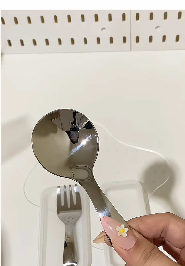 Cutest mini spoon & fork set you didn’t know you needed 🥄🍴 so convenient to bring anywhere🤍 #tiktokmademebuyit #minispoonandfork 