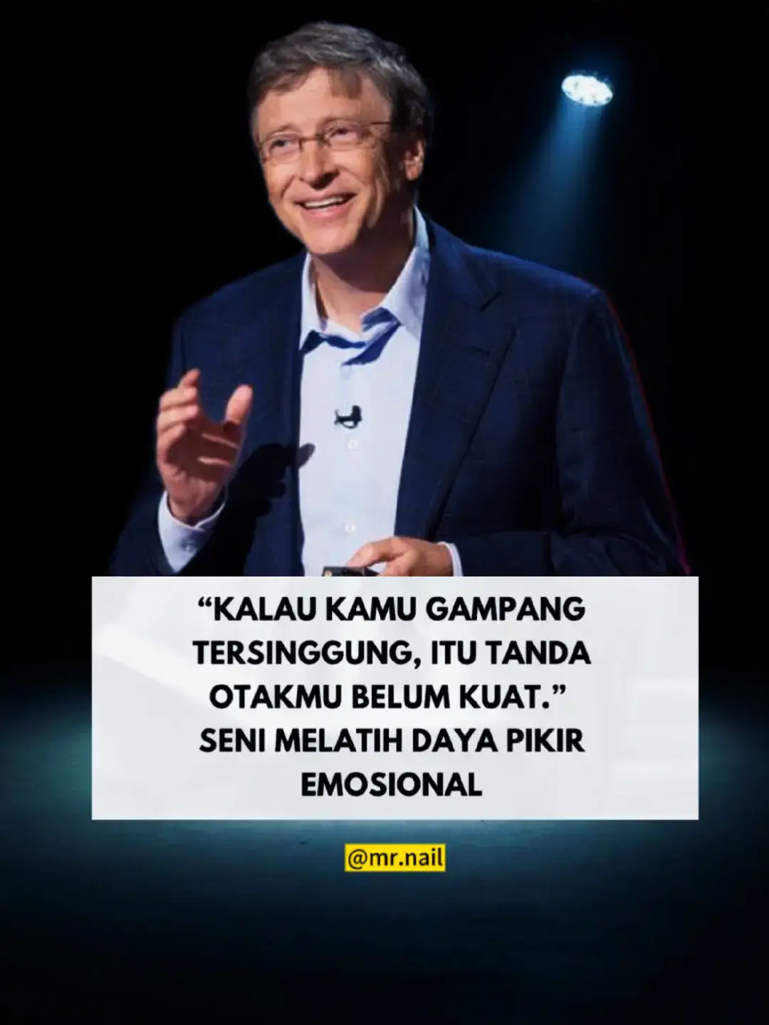 1. Daya pikir emosional lahir dari kesadaran diri Seseorang tidak bisa mengendalikan apa yang tidak ia sadari. Itulah kenapa kesadaran diri adalah pondasi dari kecerdasan emosional. Ketika kamu tahu pola emosimu—kapan kamu cenderung tersinggung, apa pemicunya, dan apa narasi di kepalamu—maka kamu tidak lagi jadi budak dari emosimu sendiri. Misalnya, kamu menyadari bahwa kamu mudah marah saat lelah. Dengan kesadaran itu, kamu bisa memilih untuk tidak berdebat ketika tubuhmu sedang tidak stabil. Ini bukan sekadar kontrol diri, tapi bentuk kecerdasan emosional yang matang. Kesadaran membuatmu mampu berpikir lebih jernih karena kamu mengerti dirimu sebelum menilai orang lain. 2. Emosi yang tidak dikelola akan menipu logika Saat marah, otakmu menipu dirimu sendiri. Ia membuatmu percaya bahwa kamu benar dan orang lain salah. Inilah yang disebut amygdala hijack oleh Goleman, ketika emosi mengambil alih fungsi rasional. Akibatnya, keputusan yang dibuat di bawah tekanan emosional hampir selalu buruk. Contoh nyatanya terlihat dalam hubungan kerja. Seorang atasan yang tersinggung oleh kritik bawahannya bisa menganggap kritik itu sebagai bentuk pembangkangan, padahal mungkin itu masukan konstruktif. Ketika logika dikuasai emosi, realitas menjadi kabur. Latihan daya pikir emosional adalah tentang mengembalikan kendali itu ke tangan kesadaran. 3. Ketenangan bukan lemah, tapi bentuk kekuatan berpikir Dalam budaya yang mengagungkan respon cepat, diam dianggap kalah. Padahal, diam sering kali adalah strategi tertinggi dari pikiran yang kuat. Otak yang mampu menahan diri berarti otak yang telah terlatih. Apakah ada bagian tertentu dari teks ini yang ingin Anda diskusikan atau terjemahkan? membaca situasi sebelum mengambil tindakan. Coba lihat orang-orang besar dalam sejarah: Marcus Aurelius, Buddha, bahkan Nelson Mandela. Mereka tidak mudah bereaksi pada hinaan atau ketidakadilan. Mereka mengolahnya menjadi tindakan sadar. Daya pikir emosional bukan tentang menahan amarah, tapi mengubah energi emosional menjadi kebijaksanaan tindakan. 4. Pikiran tenang adalah pikiran tajam Ketika emosi reda, otak berpikir dengan kapasitas penuh. Fokus meningkat, perspektif meluas, dan keputusan jadi lebih objektif. Itulah sebabnya mengapa orang yang tenang terlihat lebih 