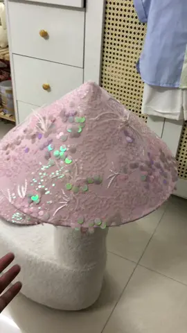 Nón lá bọc vải bling – vừa truyền thống vừa sang chảnh, đội lên là tỏa sáng liền #sukidbabyclothing #nonlabocvai #blingstyle #nonladep #phukienhandmade  