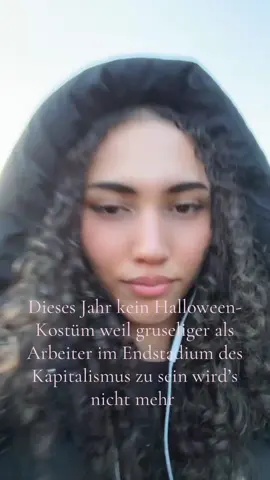 Und JA ihr seid ALLE Teil der Arbeiterklasse solange ihr noch  für einen Lohn - völlig irrelevant wie hoch - arbeiten geht (eure Arbeitskraft verkauft) und nicht über Produktionsmittel verfügt (Fabriken, Anlagen, Gebäude etc.). Ihr habt nur alle immenses Stockholm Syndrom 😔 #halloween #latestagecapitalism #161 #leftside #trend 