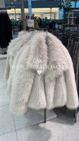 Шубка від Zara💔 Для замовлення, пишіть в інстаграм: eaten_clothes💌 #zara #zaranewin #zarafauxfurcoat #furjacket #zarafauxfur #zarajacket #zarapufferjacket #zarahaul #zaraoutfit  