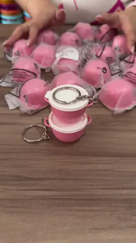 Chegou aqui na lojinha os nossos mini chaveiros tupperware,simplesmente encantadores! Essas e muitas outras novidades que estão chegando pra vocês se encantarem💖😍 #tupperware #engajamentonotiktok #foryou #chaveiro #tupperwarebrasil 