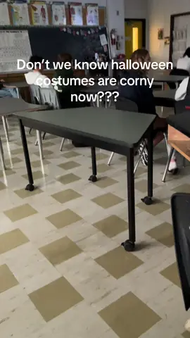 Actuall cornballs smh #halloween #halloweencostume #futurama #school #creamernation @𝔸𝕟𝕕𝕣𝕖🎧🐄 