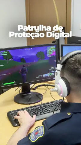Curitiba saiu na frente mais uma vez! 💚 Lançamos a primeira Patrulha de Proteção Digital do Brasil, formada por agentes da Guarda Municipal, para monitorar, prevenir e combater crimes virtuais contra crianças e adolescentes. 👮‍♀️🖥️ Além do trabalho preventivo, a patrulha também vai promover ações educativas, com campanhas e lives sobre segurança digital, orientando famílias, professores e estudantes sobre os cuidados nas redes sociais e nos jogos online. Uma iniciativa pioneira que une tecnologia, segurança e proteção para cuidar do futuro, dentro e fora das telas.
