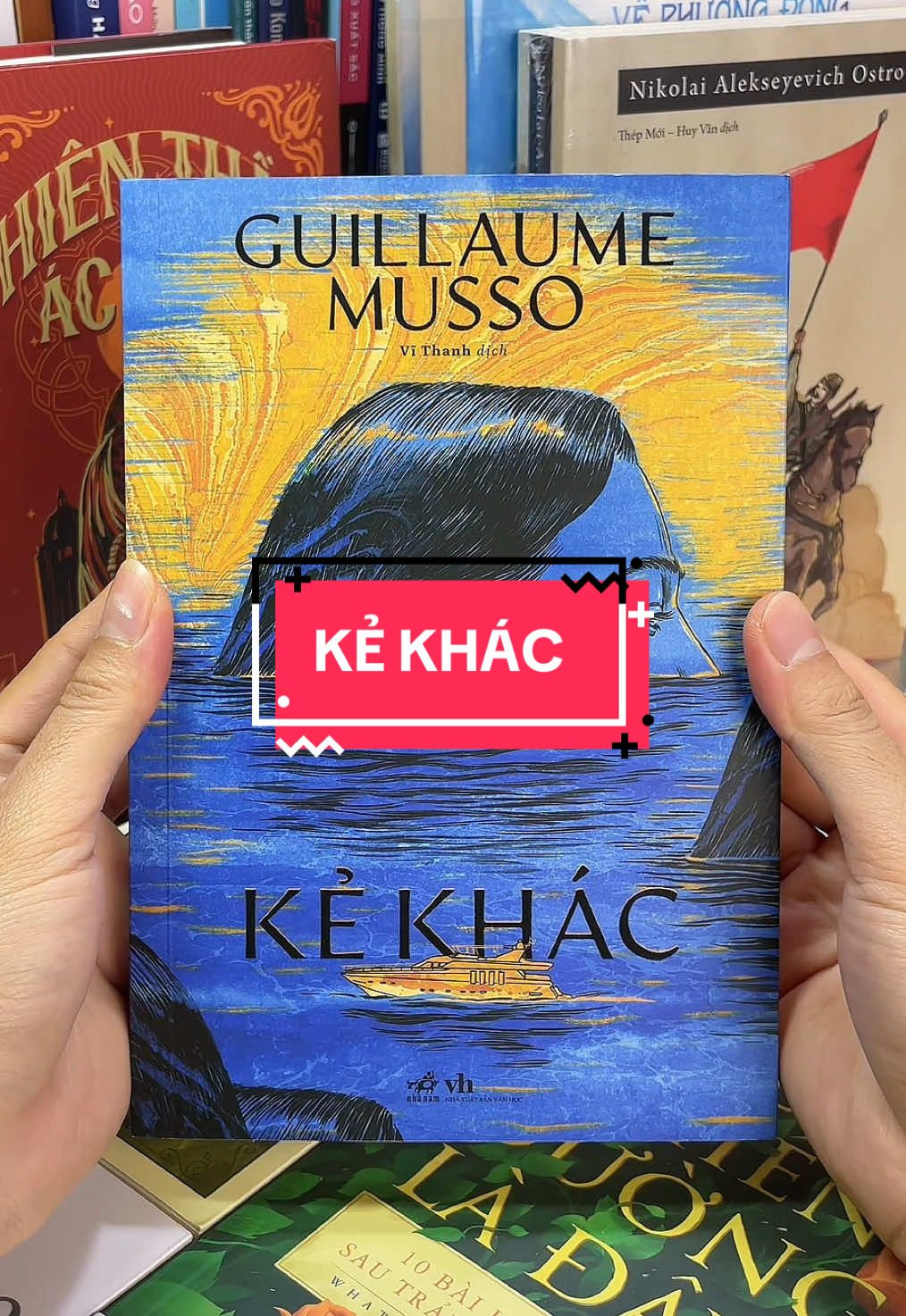 Kẻ Khác – Khi Ký Ức Bị Đánh Cắp, Sự Thật Trở Thành Ác Mộng. Một bức ảnh lạ, một vụ án mạng bí ẩn, và ba con người tưởng như chẳng liên quan – đó là khởi đầu cho mê cung tâm lý nghẹt thở trong “Kẻ Khác” của Guillaume Musso, bậc thầy của những câu chuyện xoắn não và ám ảnh. Câu chuyện mở ra khi nhà văn Raphaël gặp một người phụ nữ lạ mặt trong quán cà phê, người để lại cho anh một chiếc USB bí ẩn. Bên trong là hàng loạt tấm ảnh… và một thi thể. Khi cảnh sát vào cuộc, Raphaël nhận ra anh đang bị cuốn vào một trò chơi của quá khứ, nơi ký ức, dối trá và tội lỗi đan xen. Guillaume Musso dẫn dắt người đọc qua từng lớp bí mật, nơi mỗi chi tiết đều có thể đảo ngược toàn bộ sự thật. “Kẻ Khác” không chỉ là một tiểu thuyết trinh thám, mà còn là hành trình đối diện với phần tối trong mỗi con người. Mua ngay “Kẻ Khác” để bước vào thế giới nơi mọi niềm tin đều bị thử thách, và sự thật — có khi lại là điều đáng sợ nhất!#tiemsachbinhyen #BookTok #sach #sachhay #kekhac 