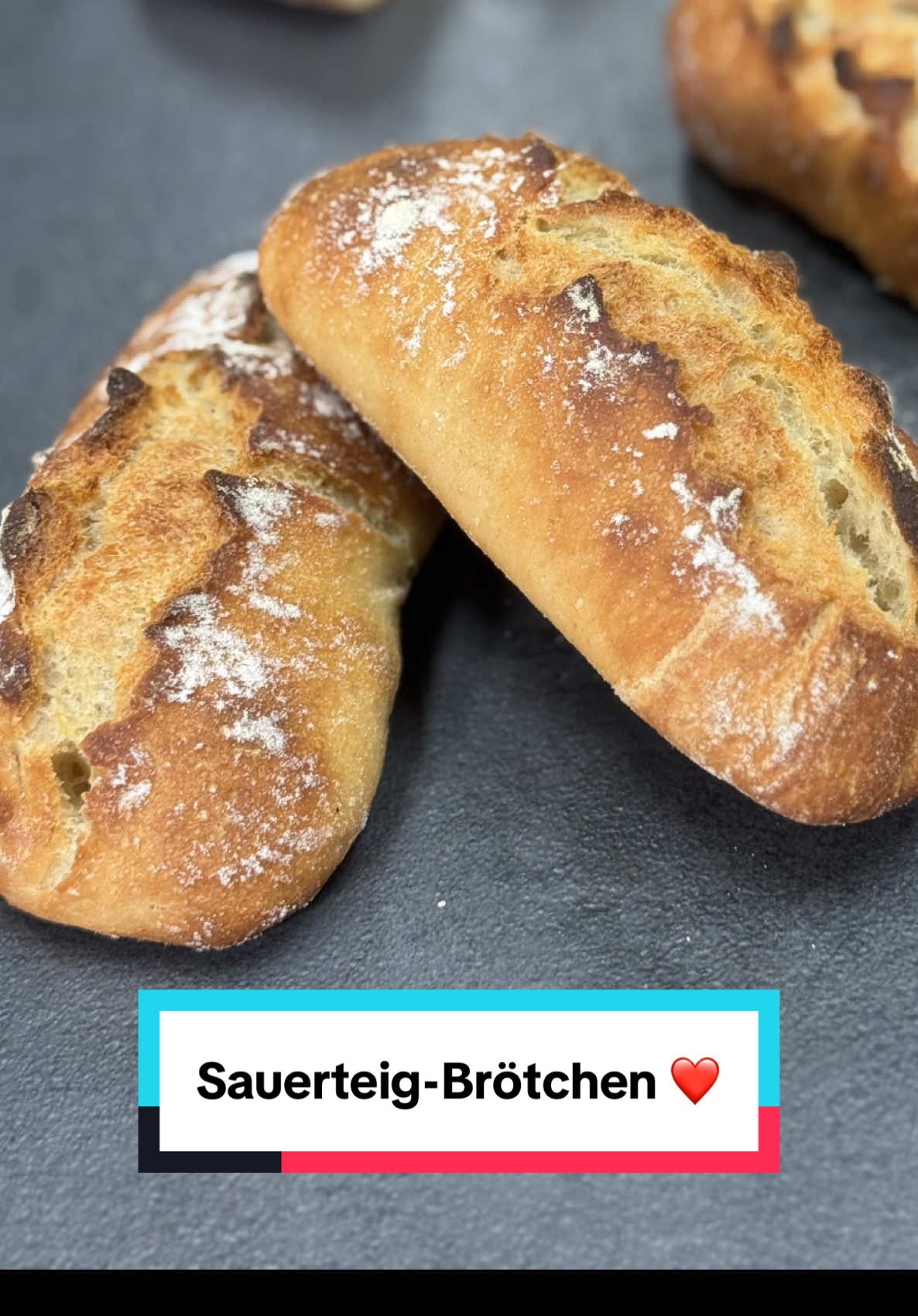 Sauerteig-Brötchen – so einfach wie nie zuvor! 🤯 ⠀ Man nehme: 450 g Weizenmehl 550 (oder Dinkel- 630) 320 g Wasser 12 g Salz 8 g Zucker 8 g frische Hefe und 100 g Sauerteig (eurer Wahl) ⠀ Alle Zutaten in eine Schüssel und mit der Hand oder einem Kochlöffel verrühren, bis das Mehl vom Wasser gebunden ist. Anschließend in eine leicht eingeölte, dicht verschließbare Dose und für 10-12 Stunden im Kühlschrank ruhen lassen. ⠀ Den gereiften Teig wie im Video gezeigt verarbeiten. ⠀ Im Ofen brauchen diese Sauerteig-Brötchen bei 250 °C (Ober-/Unterhitze) etwa 15 Minuten. ⠀ Viel Spaß beim Nachbacken! 🥖 Axel und Team ⠀ #Sauerteig #Brötchen #Brot #Sauerteigbrötchen #backen        