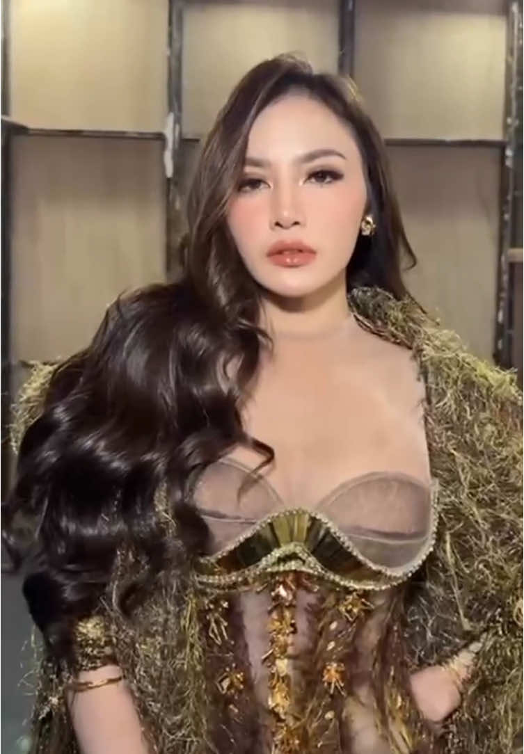 First runway tapi hasilnya keren buangettttt 🥵🔥 #mahaliniraharja #mahalini #jakartafashionweek #jakartafashionweek2025 #lisaju cr: ochiipramita