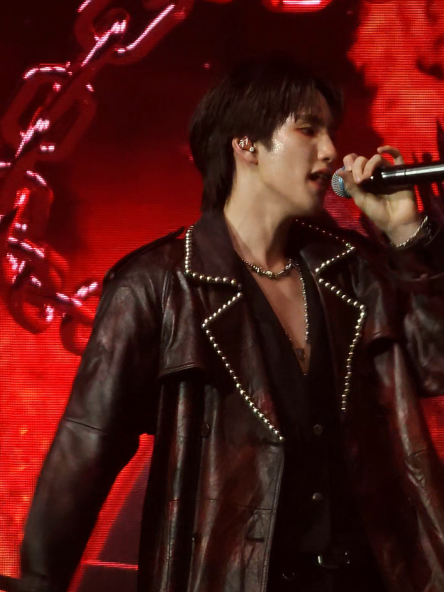 เฟี้ยว หล่อมากกกก 🩷🔥 @phutatchai.busofficial  #phutatchai #EnchantedFest2025 #EnchantedFest2025xBUS  #BUSbecauseofyouishine 