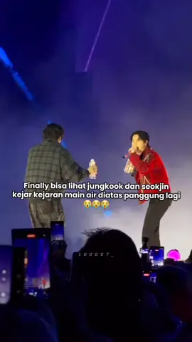 sumpah lihat interaksi mereka ini tadi lngsung netes air mata😭😭 saking rindunya lihat interksi mereka di atas panggung lagi🥺🥺#jin #jungkook #jinkook#RUNSEOKJIN_epTOUR #fyp 