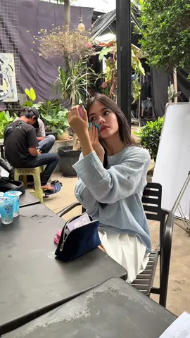 Di bawah matahari seharian? Capek sih, tapi tetep harus on! ☀️ Thanks to KOKO ION dari @okky.idn ,Minuman ion + Nata De Coco pertama di Indonesia!  Seger, kenyal, bikin recharge energi cuma dengan 2 ribuan aja! Go-to drink aku tiap hari, apalagi pas cuaca panas dan jadwal lagi padat 🔥 Satu lagi mau aku kasih ke yang butuh recharge juga… tebak siapa? 🤭