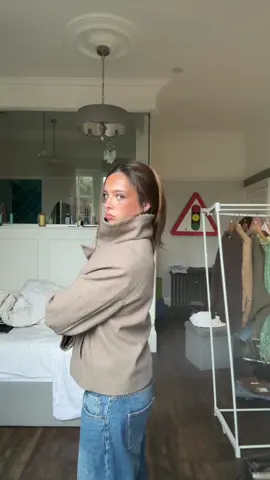 #hairstyle #trenchcoat #peacoat #outfitinspo #winteroutfits 