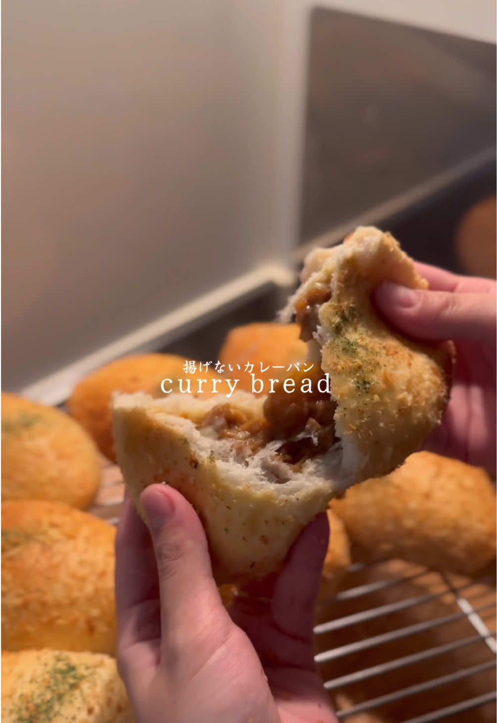 カレーパンを作りたくて前日にカレーを作った🍛❤️‍🔥 揚げないからヘルシーだよ。ね？☺️☺️（笑） 動画のカレーパンの分量は2倍にしてるから多めです🐰 ※材料 ５個 強力粉 200g 砂糖 20g 塩 4g ドライイースト 3g 牛乳 75g 水（ぬるま）60g バター 20g 〈カレーフィリング〉 カレー　適量 薄力粉　適量 冷めてるカレーに薄力粉を加え混ぜて火にかけ、とろとろになったら🆗冷蔵庫へＧＯ→ ①ホームベーカリーに捏ねを任す。ひとまとまりになったらバター追加。 ②一次発酵35°50分 ③ガス抜き　5分割　ベンチタイム15分 ④成形 中にチーズ入れても美味しいよ♪ ⑤霧吹きをしてパン粉をつけていく。 ⑥最終発酵　35°50分 ⑦210°予熱 ⑧油スプレーをする。油スプレーがない場合は油を少し垂らす。 ⑨210°15分~焼いていく ［途中で天板反転する］ ⑩仕上げにパセリを振ったら見栄え◎ #パン #主婦の日常 #子供のいる暮らし #趣味 