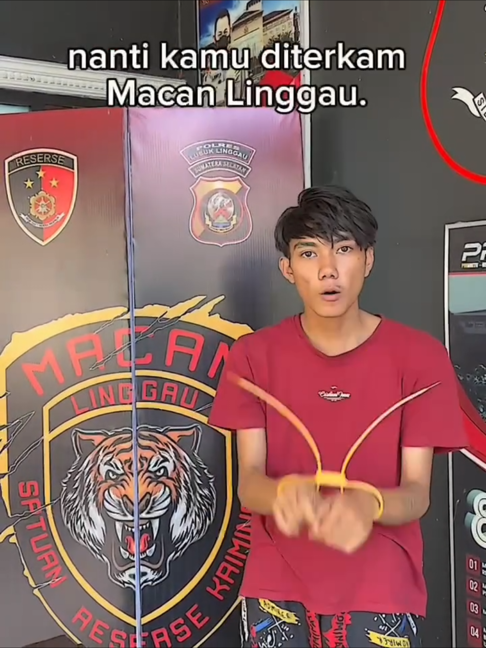 Baru Sehari Curi Motor, Langsung Dijual di Facebook! Akhirnya Diciduk Tim Macan Linggau Lubuklinggau Viral – Kejahatan pencurian kendaraan bermotor (curanmor) kembali diungkap tuntas oleh Satuan Reserse Kriminal (Satreskrim) Polres Lubuk Linggau. Tim Macan Linggau Unit Pidum berhasil menciduk seorang pria yang menjadi tersangka tunggal dalam kasus pembobolan kosan yang terjadi akhir Oktober 2025. Pelaku yang diamankan adalah RIB (21), seorang buruh harian yang beralamat di Jl. Mangga Besar II, Ulak Surung, Lubuk Linggau Utara II. Penangkapan ini dilakukan berdasarkan Laporan Polisi Nomor: LP / B / 381 / X / 2025 /SPKT / POLRES LUBUK LINGGAU / POLDA SUMSEL, tertanggal 29 Oktober 2025.