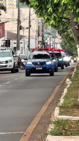 🚨 Operação contra a criminalidade! Viaturas da Polícia Militar de Goiás (PMGO) circularam em comboio pelas ruas de Catalão na manhã desta sexta-feira (31). A ação faz parte de uma operação de combate à criminalidade no município. #PMGO #PolíciaMilitar #Catalão #OperaçãoPolicial #Segurança 