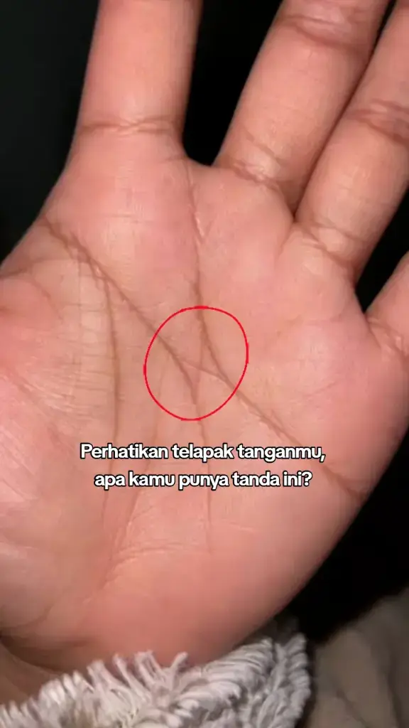 Part 1 | Mystic Cross Di antara garis Hati dan garis Kepala, terkadang muncul tanda “X” kecil yang disebut Mystic Cross. Ini bukan sekadar simbol, ia adalah jejak kemampuan spiritual yang terpatri sejak lahir. Jika kamu memilikinya, itu artinya kamu penuh intuisi dan sensitif terhadap energi sekitar. Kamu bisa merasakan emosi orang lain, menangkap pesan halus dari semesta, dan memahami situasi lebih dalam daripada yang terlihat. Tanda ini juga menandakan potensi penyembuhan dan bimbingan spiritual, serta kreativitas yang menyentuh jiwa orang lain. Hidupmu sering dipenuhi momen dan pertemuan yang terasa seperti “petunjuk semesta”, membimbingmu di jalur spiritualmu. #spiritual #spiritualawakening #garistangan #blueprintjiwa #palmistry 