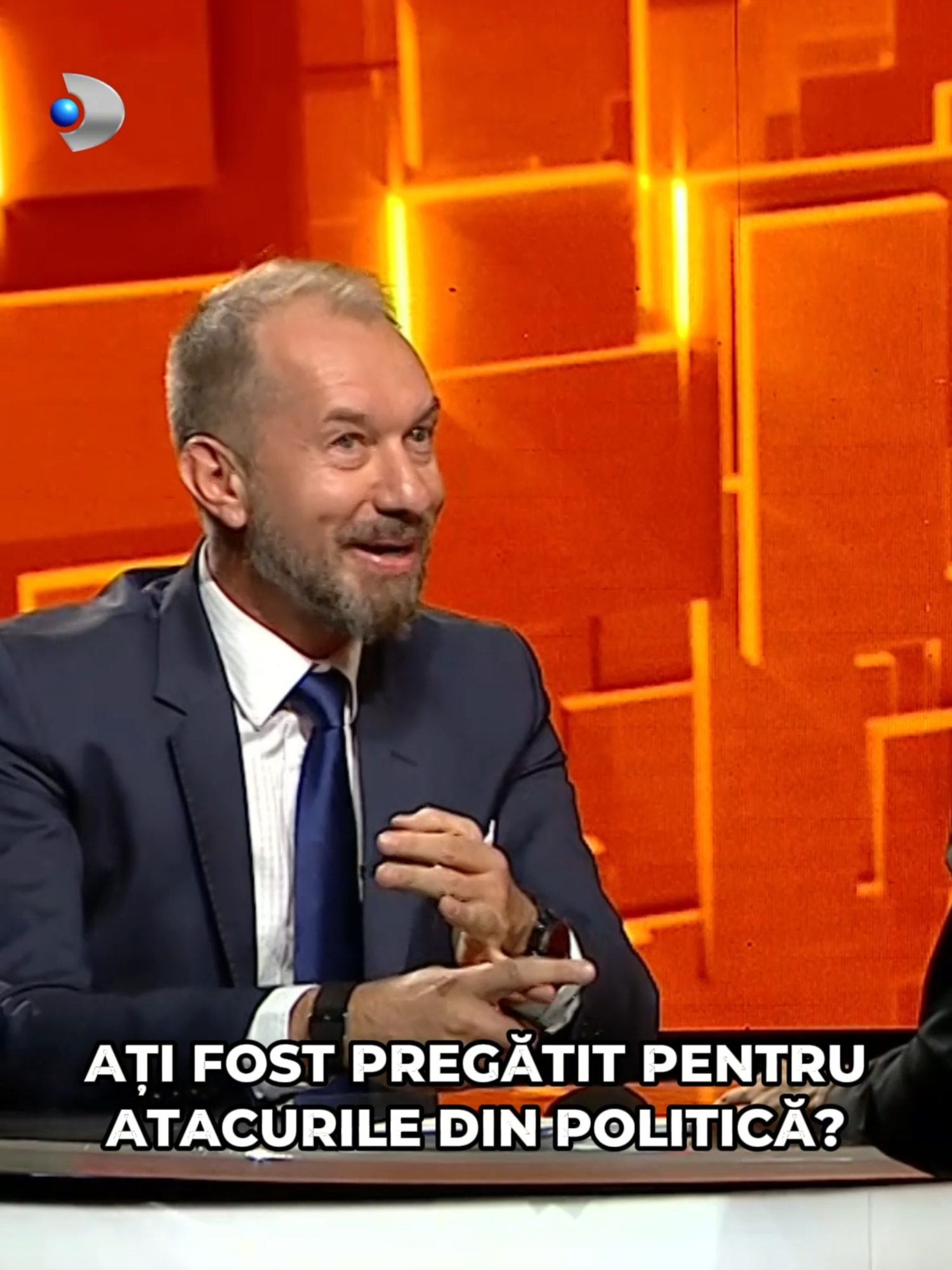 Ați fost pregătit pentru atacurile din politică? Din lumina reflectoarelor, pe scena politică. În 2013, Mihai Sturzu era deputat PSD și președinte al Tineretului Social Democrat. Dar odată cu noul statut, au venit și atacurile. De la artist aclamat la politician criticat, cum a trăit el această transformare? #40deintrebari #kanaldromania #deniserifai #mihaisturzu