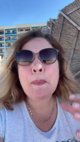 31 octombrie… dar pare o zi de vară la Mamaia!  Soare puternic, căldură, oameni la plajă și o mare de un albastru perfect — asta e atmosfera de azi, 31 octombrie, la Mamaia. E plin de lume, unii fac baie, alții doar se bucură de soare. Eu n-am adus costumul de baie, dar am intrat cu picioarele în apă… și e caldă! Simt bucurie, relaxare, liniște — ca și cum timpul s-ar fi oprit puțin ca să ne mai lase o zi de vară în mijlocul toamnei. Doar trecerea la podul de la Ștefești m-a readus la realitate — două treceri, 38 de lei 😅 Dar altfel, e una dintre acele zile simple și perfecte, pe care vrei să le ții minte. 