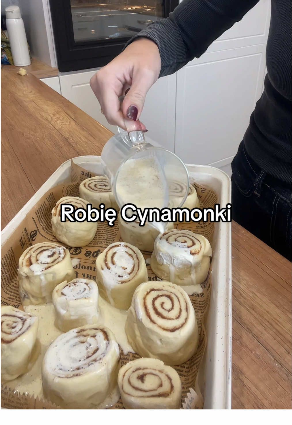 Mój komentarz do wszystkich filmów, cynamonowych niewypałóww których mnie oznaczacie 😁 to kto podejmie się drugiej próby? 🧐 Przepis dla przypomnienia:  550g mąki pszennej (najlepiej typ 550) 200ml ciepłego mleka  20g drożdży  90g roztopionego masła  120g kwaśnej śmietany 18% 2 jaja  60g cukru  Z podanych składników odejmujemy 50 ml ciepłego mleka, 2 łyżki mąki, łyżkę cukru i drożdże - wszystko mieszamy i odstawiamy aż rozczyn zacznie pracować (10min)  Pozostałe składniki wkładamy do dużej miski, dodajemy rozczyn i wszystko wyrabiamy robotem planetarnym bądź ręcznie przez 10min.  Ciasto może się trochę kleić - nie martw się będzie dobrze :)  Odstawiamy na godzinę w ciepłe miejsce.  W tym czasie robimy nadzienie:  100g miękkiego masła  2 kopiaste łyżki cynamonu  1 łyżka cukru z wanilią  80g brązowego cukru  Wszystko rozcieramy widelcem na gładką masę.  Krem śmietankowy na górę cynamonem (opcjonalnie)  200g serka kanapkowego śmietankowego  70g miękkiego masła  50 g cukru pudru  2 łyżki soku z limonki Masło z cukrem ubijam aż zrobi sienpuszyste, dodaję serek i sok z limonki wszystko miksuję na gładką masę.  Dodatkowo potrzebujemy jeszcze 100ml śmietanki 30% - delikatnie podgrzana.  Gdy ciasto wyrośnie wałkujemy je na prostokąt. Nakładamy nasze nadzienie, zwijamy w rulon, dzielimy na 9 większych lub 12 mniejszych rolsow. Najlepiej pryzmpomocy nitki.  Bułeczki układam na blaszce, polewam ciepłą śmietanką i wstawiam do piekarnika 180 stopni góra dół na jakieś 25 min ( aż zrobią się rumiane) Po wystudzeniu smaruję kremem śmietankowym.  Smacznego 😋  #cynamonki #przepis #drozdzowe #latwydeser #szybkiprzepis 