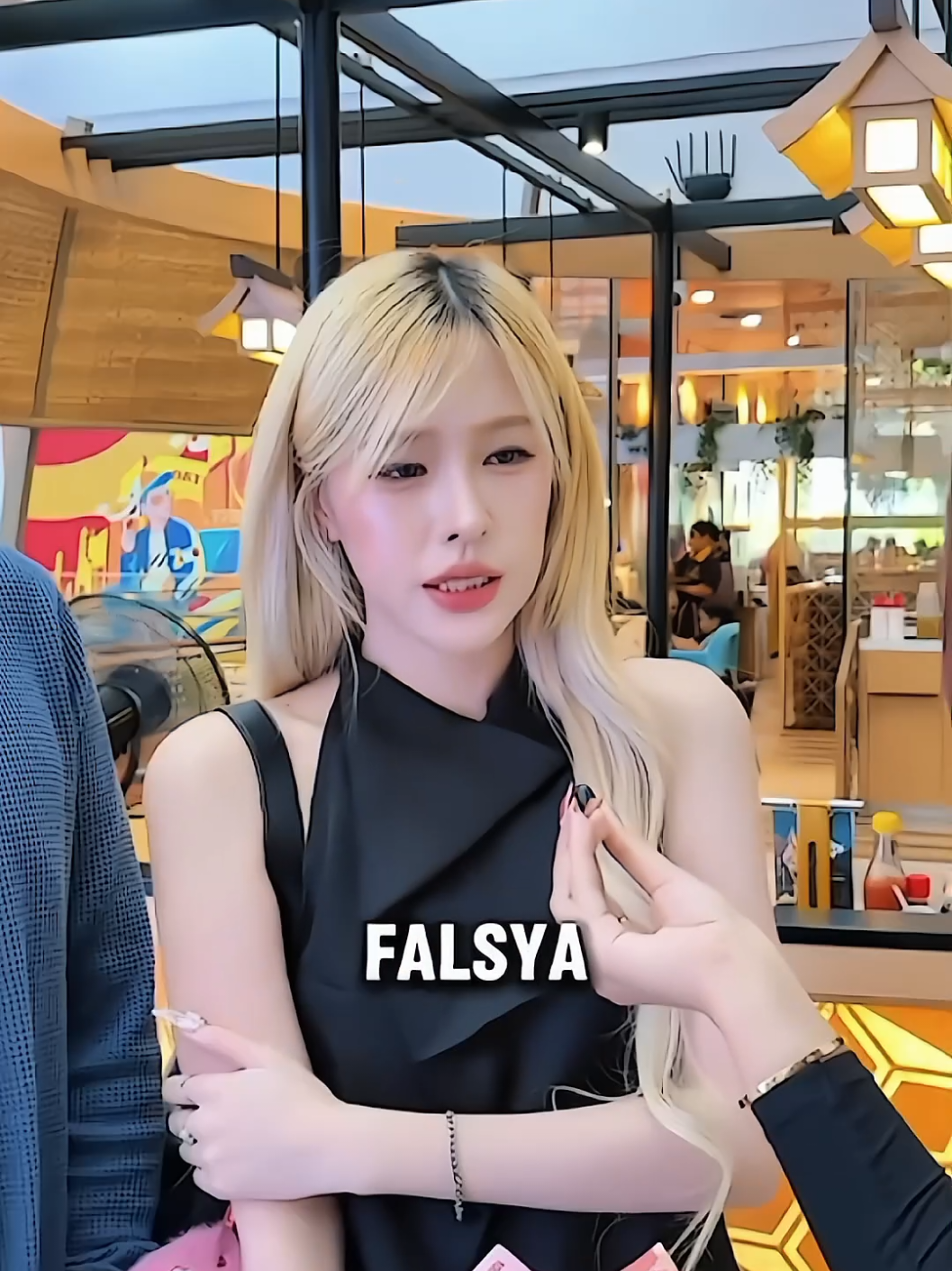 🚨 jangan mandi pake The Falsya kalo lagi galau, ntar sedihnya ikut luntur bareng daki 😭🩵 #falsyabeauty #falsyabeautysoap #thefalsyabeautyy #scrubfalsya #falsyabeautysoap 