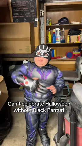 The panther dressed in black‼️🤫🤔👻🎃 #therizzler #halloween #fyp #aura #blackpanther 