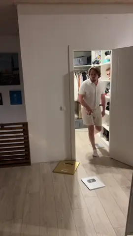 Der Horrorclown aus der Kammer – wenn Schreck und Schrank eins werden 🤡  Der Horrorclown aus der Kammer – klingt wie ein missglücktes IKEA-Möbelstück, ist aber schlimmer! 🤡💀 Er wohnt zwischen alten Jacken, einem einsamen Staubsauger und dem Geruch von „hier hat schon lange keiner gelüftet“. Wenn du die Tür öffnest, flüstert er: „Buuuh… oder hast du vielleicht lieber einen Kaffee?“  Sein Make-up? Geschminkt mit Zitronenreiniger und Existenzangst. Seine Frisur? Ein explodierter Pudel nach Stromausfall. Und wenn er lacht, klingt es, als hätte jemand ein Furzkissen in der Hölle aufgeblasen.  Der Horrorclown aus der Kammer – halb Albtraum, halb Putzschrank, 100 % der Grund, warum du nachts lieber nackt als mutig bist. 😜 #Halloween #horrortok #familie #horrormovie #glücksmomente🥰😍love 