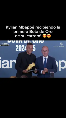 Kylian Mbappé recibiendo la primera Bota de Oro de su carrera! 😍😍 #botadeoro #goldenboot #mbappe #kylianmbappe #mbappefans #kylianmbappefans #mbappé #realmadrid #realmadridfans #halamadrid #RM #madridistas