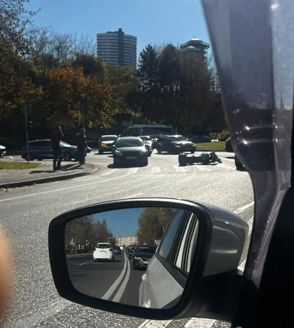 Accident rutier la Cluj-Napoca în urmă cu puțin timp. Un motociclist a fost acroșat de un autoturism și trântit la pământ. Evenimentul rutier s-a produs pe Bulevardul 1 Decembrie 1918 din Cluj-Napoca. Un motociclist a fost acroșat de un autoturism într-o intersecție intens circulată, în zona fostului complex comercial Cora. În imagini se observă cum […] Source