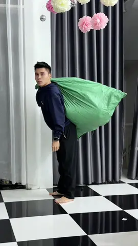 Khi ck hỏi: tiền vừa đưa cho em đâu 😂😂