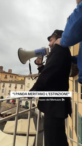 Barbascura ci teneva ad informare tutta Lucca Comics che i Panda meritano l’estinzione! #TerrazzoDelMerluzzo #LuccaComics #BarbascuraX #animali #panda  