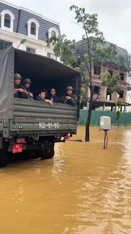 Quân với dân như cá với nước, cảm ơn Ban Chỉ Huy Quân sự Thành phố Huế đã viện trợ cho cư dân chung cư #Aranya #Huế #lụt_2025