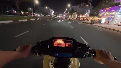 Có những lúc , một mình trong im lặng . Lại hiểu ra nhiều điều hơn cả trăm cuộc trò chuyện..!!! 