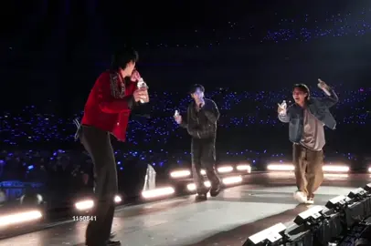 So what làm sao mà thiếu trò tạt nước được =)))) #jin #jhope #jungkook #bts ##Jin_TOUR_ENCORE  