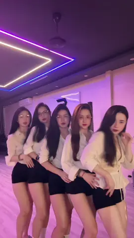 Nhà có 5 nàng tiên 😎 Em đứng cuối 🤭 #xh 