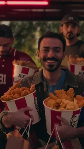 مين يستحق آخر قطعة؟🍗 حكم الطعم #1 : قدّام كنتاكي ما حد يعرف الثاني. *تطبق شروط وأحكام الطعم. Who deserves the last piece?🍗 Taste Rule #1 : When KFC is in the house, guest rules don’t apply. *Taste rules and conditions apply. #الطعم_يحكم #TasteRules