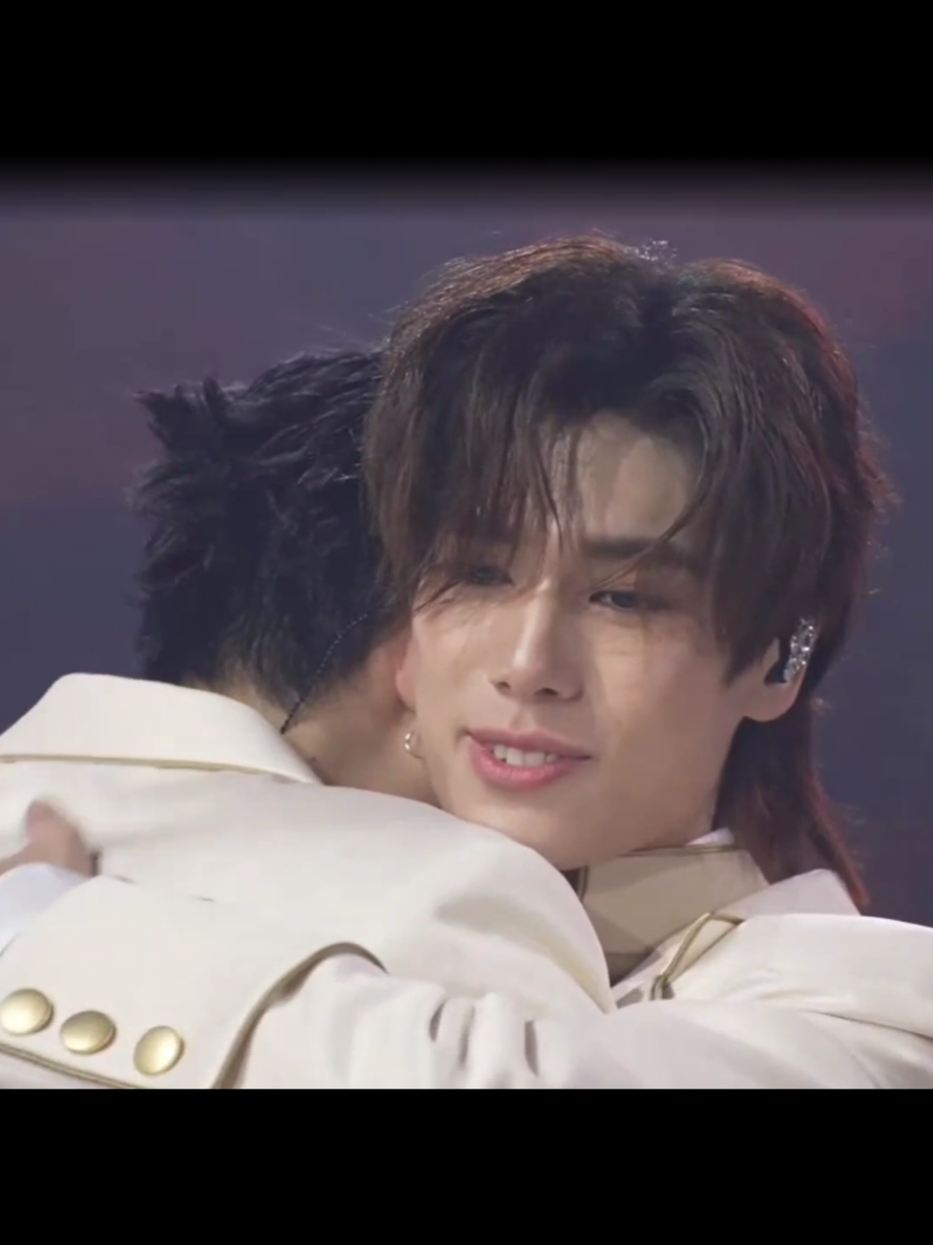 กูกอดมึงได้มั้ยละ แล้วปอนด์ก็ร้องไห้อ่ะแก ร้องแบบร้องจริงจังมาก จนภูวินทร์ต้องปลอบ ความในใจปอนด์ที่มีต่อน้องมันคงเยอะมากจริงๆอ่ะ มันก็รักของมันมากๆอ่ะ  😭😭 #ppnaravit #phuwintang #pondphuwin #PondPhuwinFanconD1 