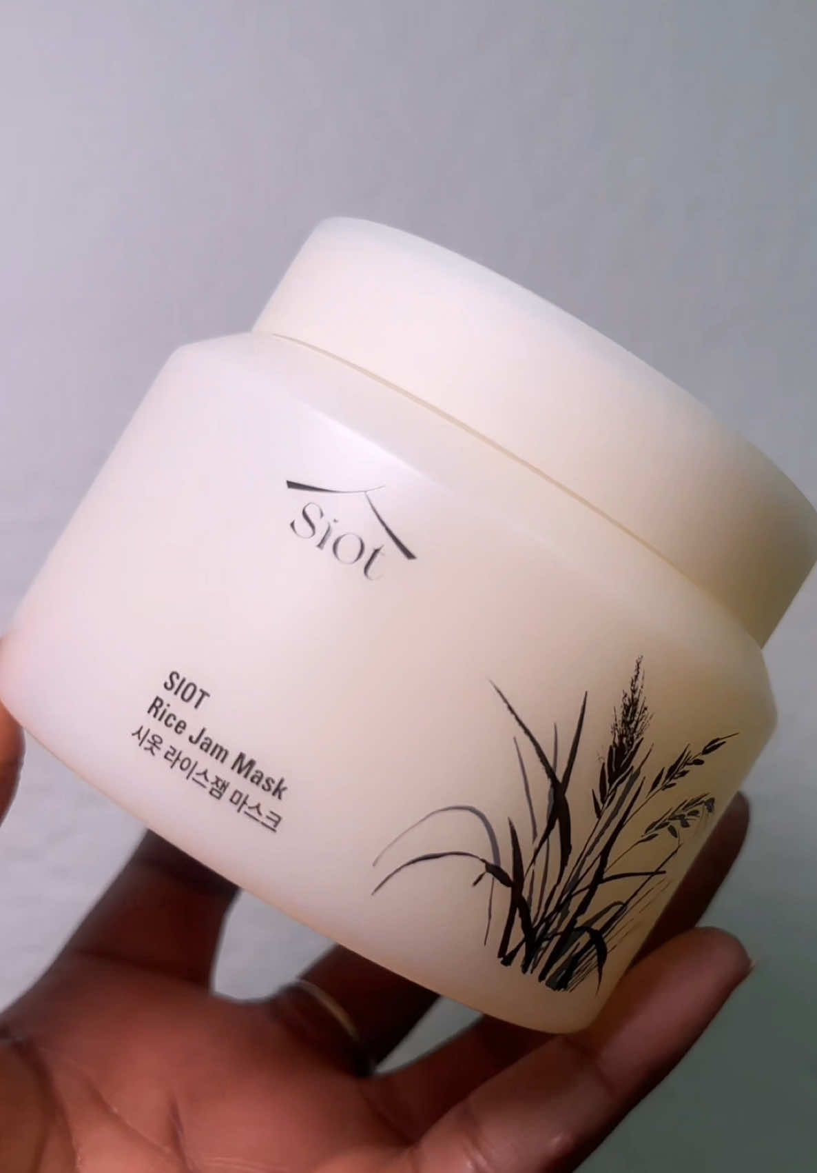 Who said self care stops at your face? 🫶🏽 The SIOT Rice Jam Mask has my underarms soft, smooth & bright 🍚  #ricejammask #soit #hyperpigmentation #darkarmpits #facemask 