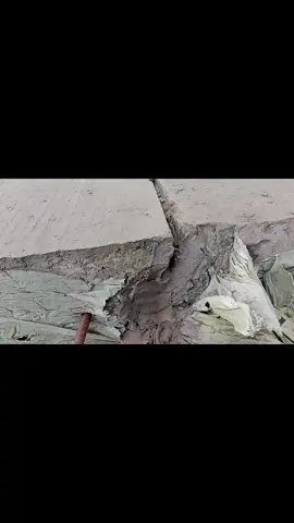 Lagi dan lagi di temu kan coran belah,kalau cutting beton kedalaman 5/7 cm,ini tembus sampe 29cm bukan 30cm. #KDM #Gubernur #gerindra  #pembangunanjalan  #gubernurjabar 