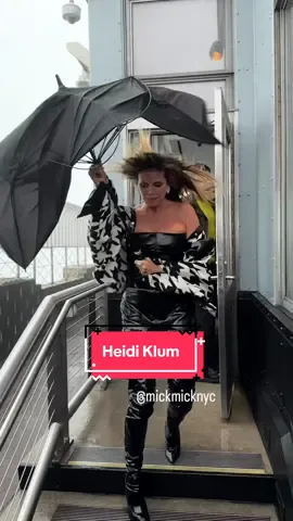 Heidi Klum faced the Boo York winds like a true Queen of Halloween 👑💨🎃 A full Nor’easter tried to crash the moment, but she still lit up the @Empire State Building, which will glow pumpkin orange with a top of green tonight 🧡🗽 @heidi klum #esb #esbvip #tiktokhalloweencontest 